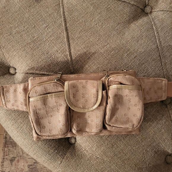 None Handbags - Fashionable tan fanny pack.